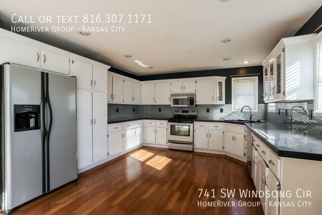 Building Photo - 741 SW Windsong Cir