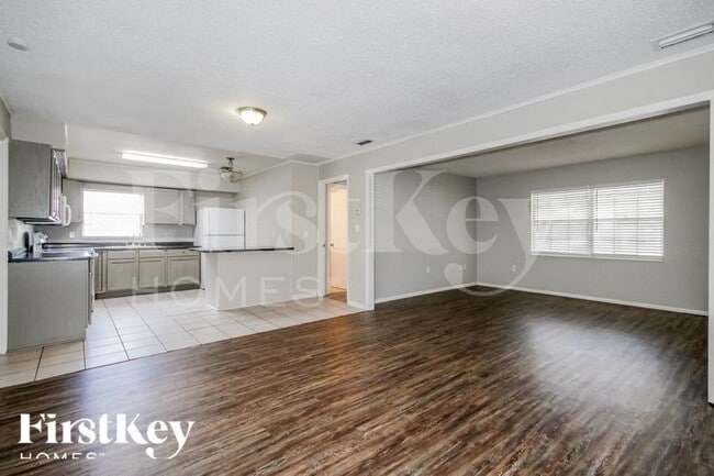 Building Photo - 1334 Grace St N