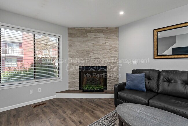 Foto del edificio - 3039 S Cantrell Ln