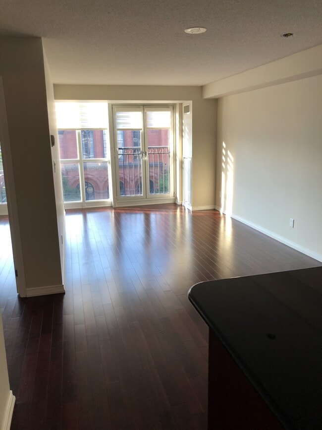 Building Photo - 308 Palmerston Av