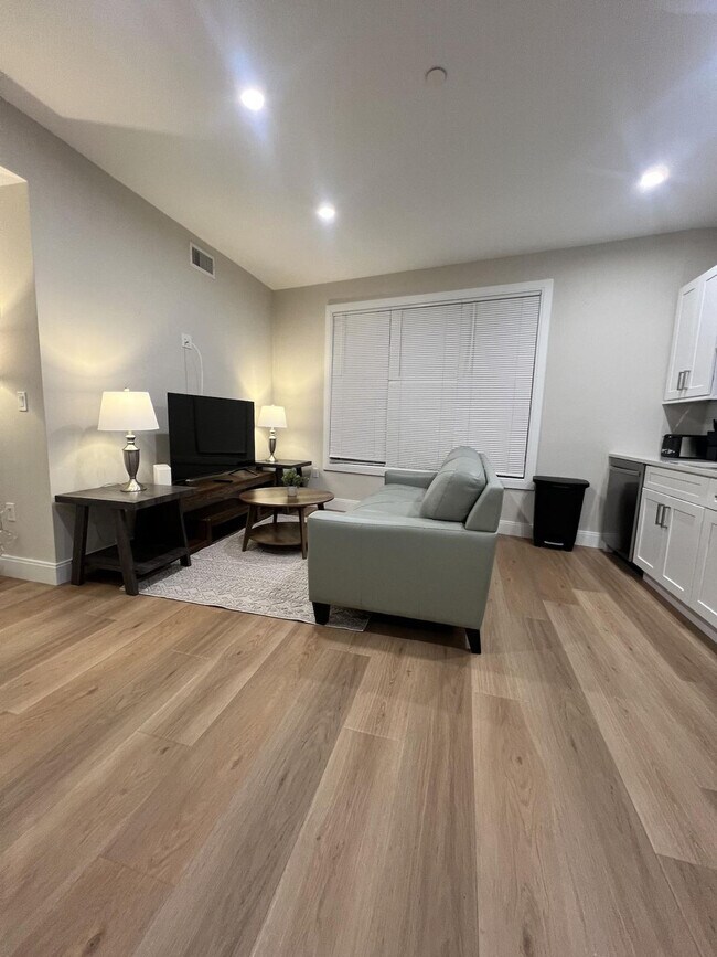 Foto del edificio - 394 McGrath Hwy