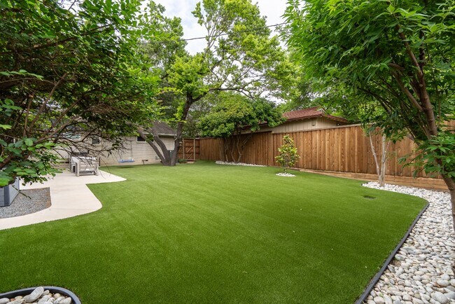 Foto del edificio - Great home in a desirable location with mature trees!