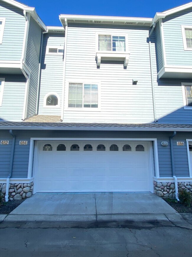 Foto del edificio - PENDING - Extraordinary Portside Village Property