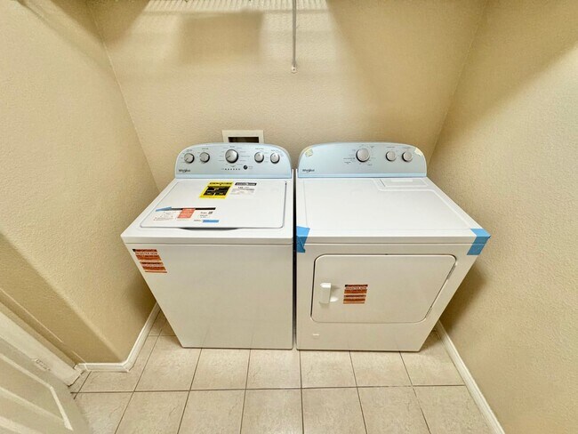 Foto del edificio - BRIGHT 3 BEDROOM CONDO WITH BALCONY IN COM...