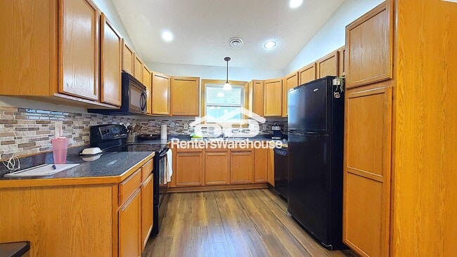 Building Photo - 280 Cedar St