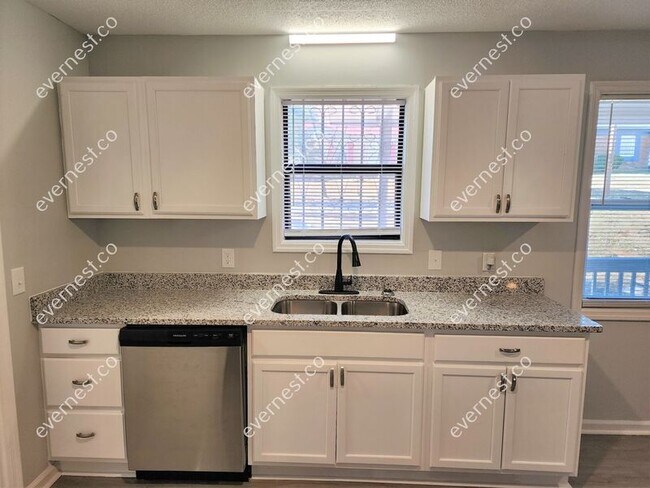 Building Photo - 705 W Creek Cir