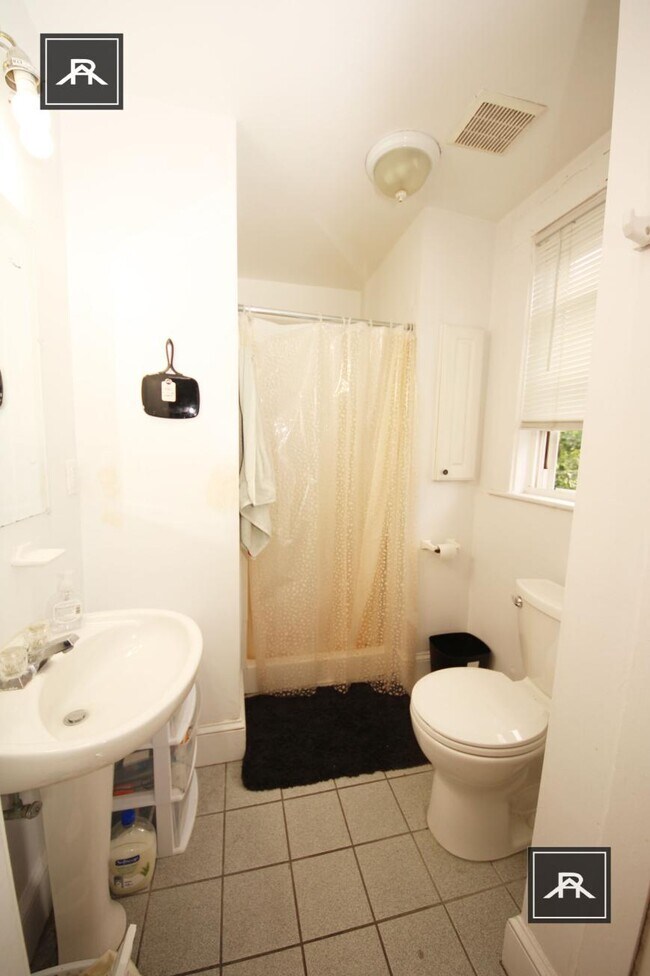 Foto del edificio - 4 bedroom in Watertown MA 02472
