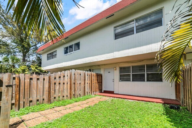 Foto del edificio - 1560 NE 151st St