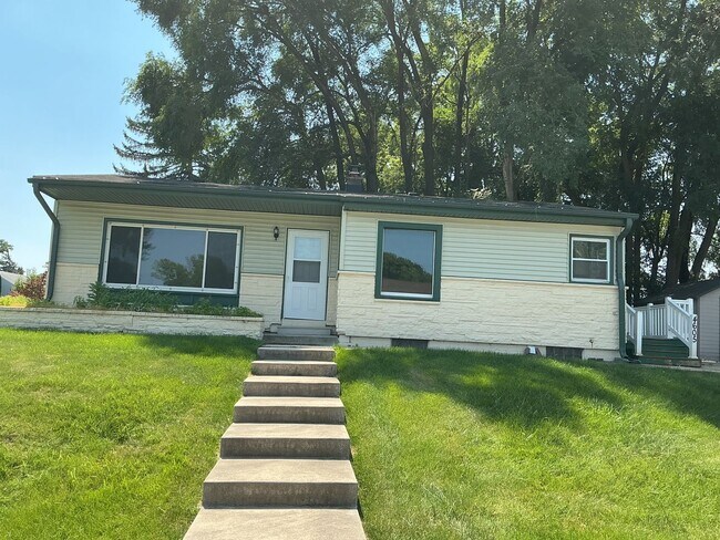 Building Photo - 3 Bedroom Single Family Home