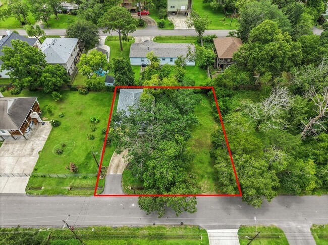 Building Photo - 310 Lakeside Dr