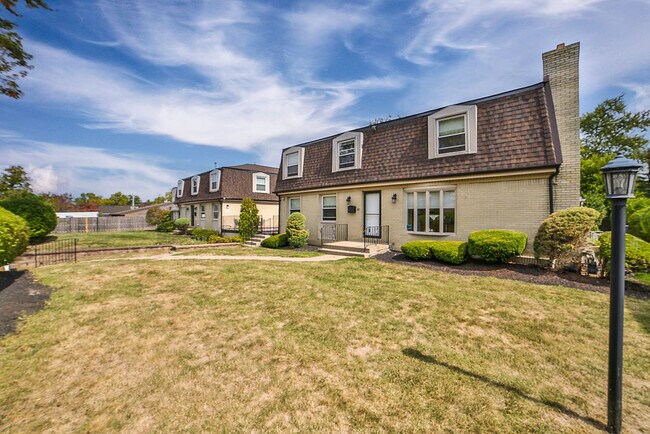 Foto del edificio - 32 Bernhardt Dr