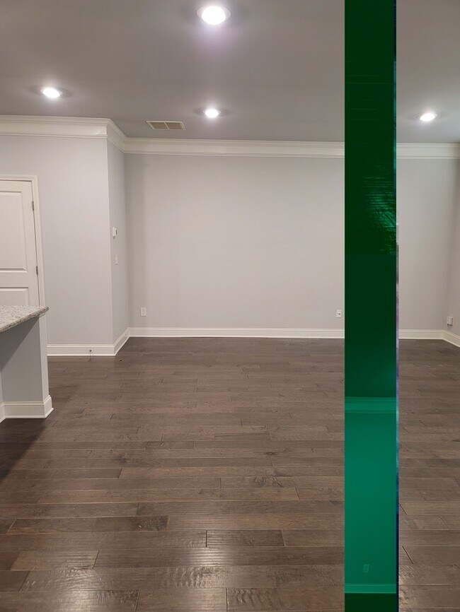 Foto del edificio - 3 bedroom townhouse with 2 car garage