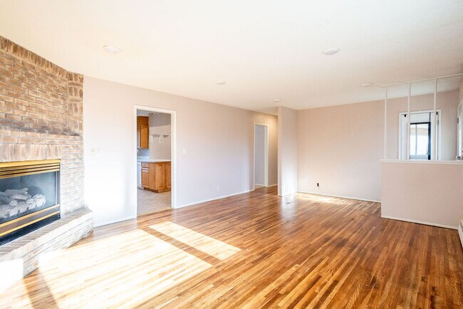Building Photo - 206 5th Ave E