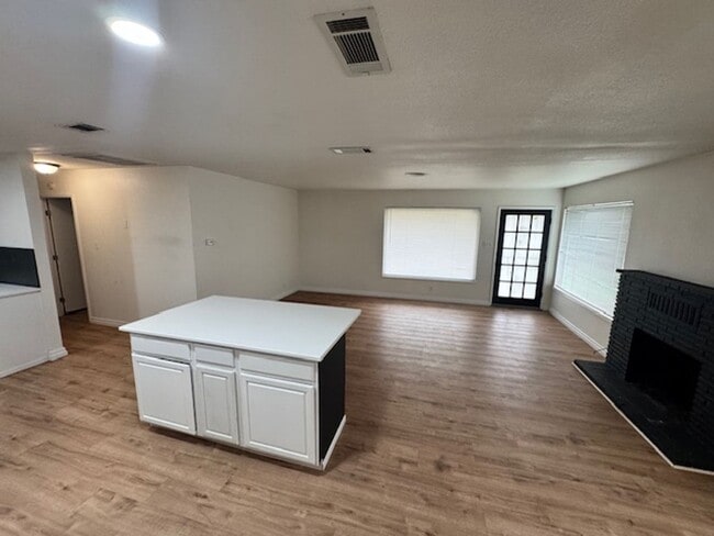 Foto del edificio - Conveniently Located Home with Attached Studio!