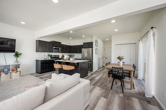 Foto del edificio - Freshly Updated 3Bed Home: Community Pool ...