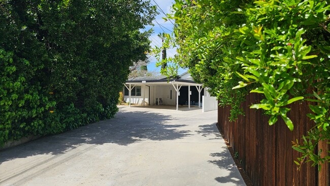 Building Photo - Mid Century Modern - 4 Bedroom Carlton Terrace Pool Home