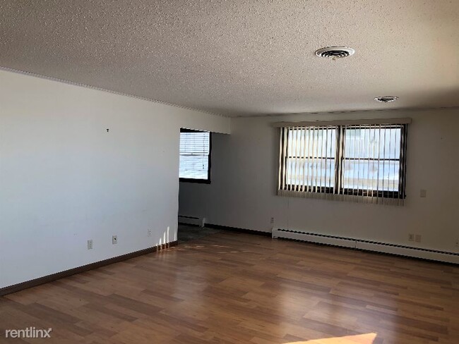 Building Photo - 214 N Lake View Dr