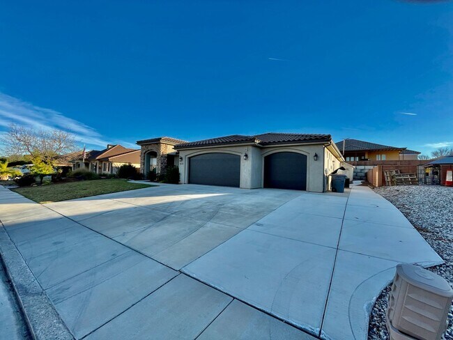 Foto del edificio - Pet-Friendly 4-BR Home in Tonaquint Valley