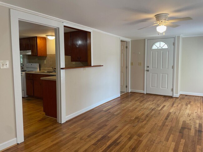 Building Photo - Very nice 3 or 4 bedroom, 2 bath home loca...