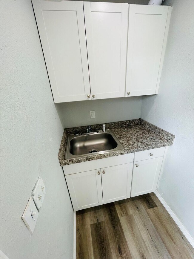 Foto del edificio - 2117 Mitchell Ct