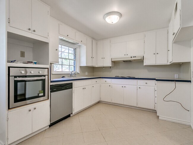 Building Photo - 2209 Gladstone Terrace