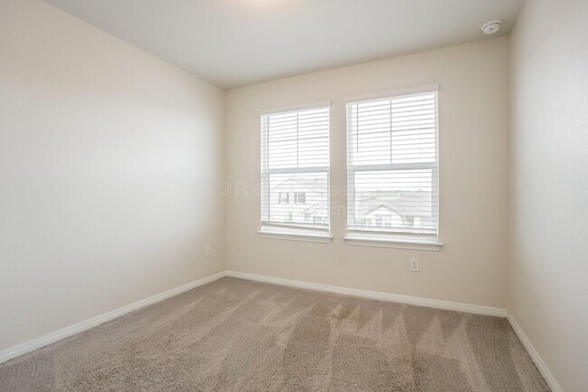 Building Photo - 13921 Heartland Dr