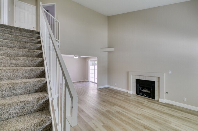 Foto del edificio - Stylish 2-Bedroom Townhome in Green Valley with Modern Upgrades & Prime Location!