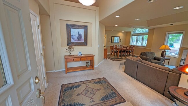 Building Photo - Furnished Sunriver 3 Bedroom Home Availabl...
