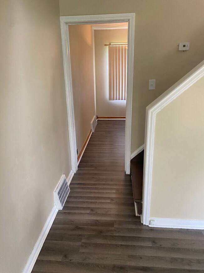 Building Photo - Attention all tenants!! This 2 bedroom, 1 ...