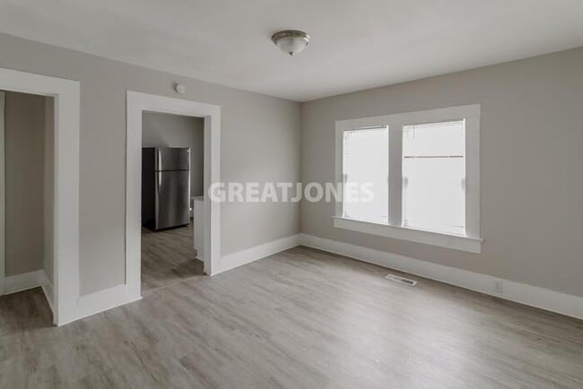 Building Photo - 727 83rd Pl S