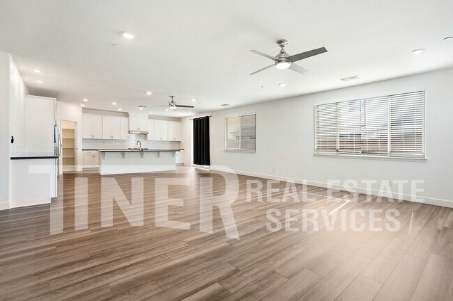 Building Photo - Spacious 3 Bedroom Roseville Home with hug...