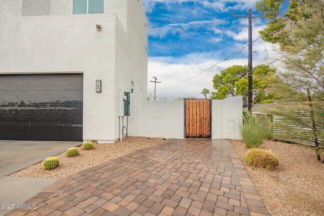 Foto del edificio - 6622 N 16th St