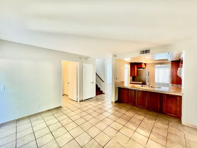 Foto del edificio - Beautiful 4B/2.5BA townhome w/ large backy...