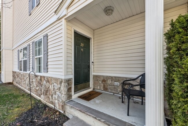 Building Photo - 20 Lakeview Dr