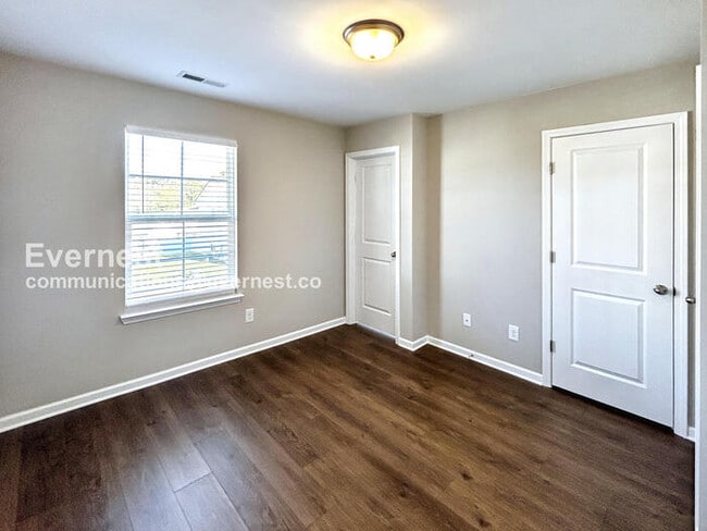 Foto del edificio - 246 Tara Ct