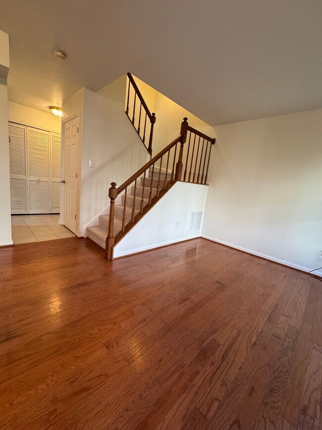 Foto del edificio - 6091 Netherton St