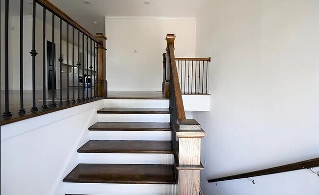 Building Photo - Best location in heart of Roswell