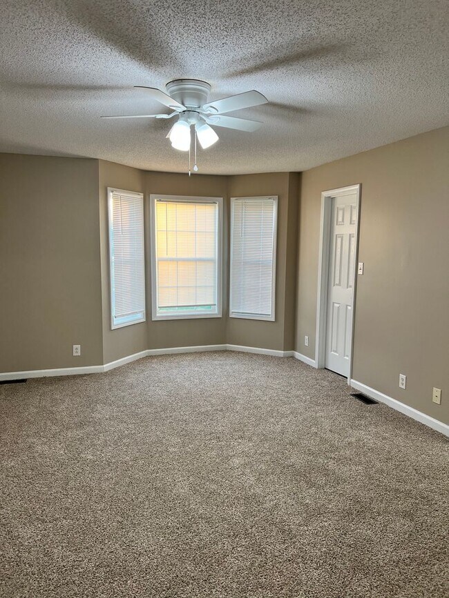 Foto del edificio - Three Bedroom in Oak Grove