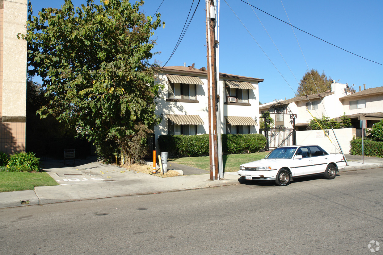 Building Photo - 727 E Acacia Ave