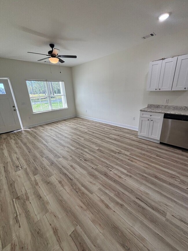 Foto del edificio - Brand New 3 Bedroom, 2 Bathroom Duplex in ...