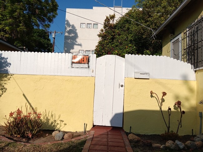 Building Photo - 10657 Woodbridge St