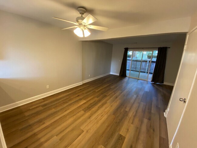 Building Photo - 2 Bed 1.5 Bath in Concord (Northwood)