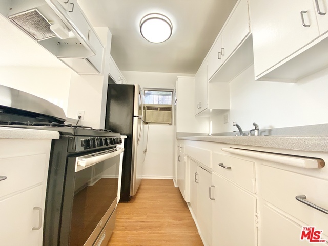 Building Photo - 630 N Manhattan Pl