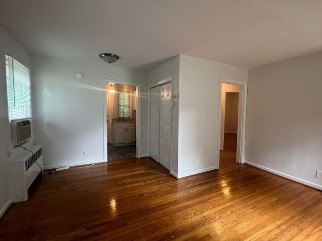 Building Photo - Two bedroom, 1 bath condo in Brookwood Gar...