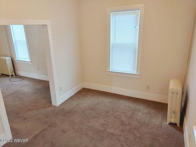 Building Photo - Spacious home