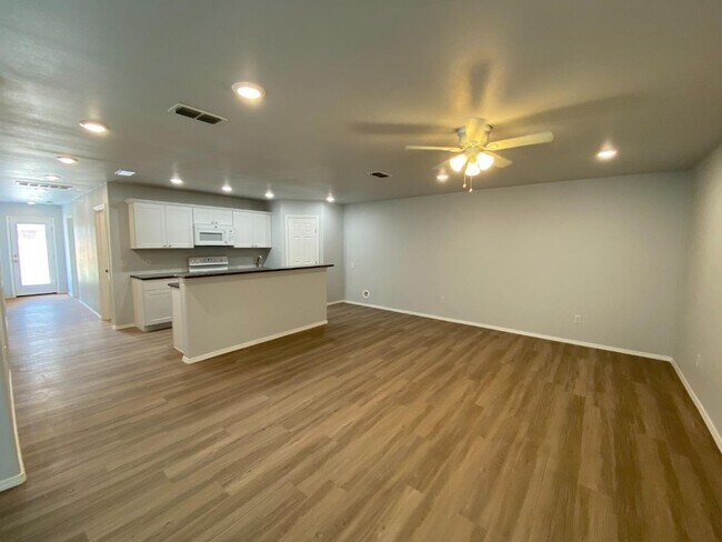 Foto del edificio - New 3/2/2 Duplex in Northwest Lubbock