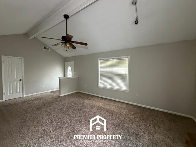Foto del edificio - Stunning 3BR/2BA Memphis Home with Vaulted Ceilings & Rustic Fireplace!