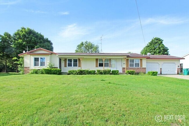 Building Photo - Quality 3 bed/2 bath With HUGE Backyard!