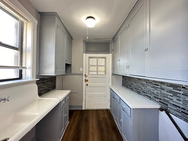 Building Photo - 3129 N Hamlin Ave