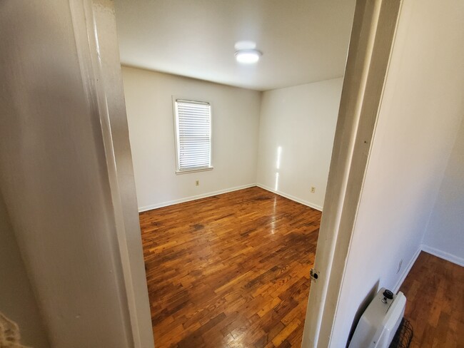 Single bedroom - 112 Oak St